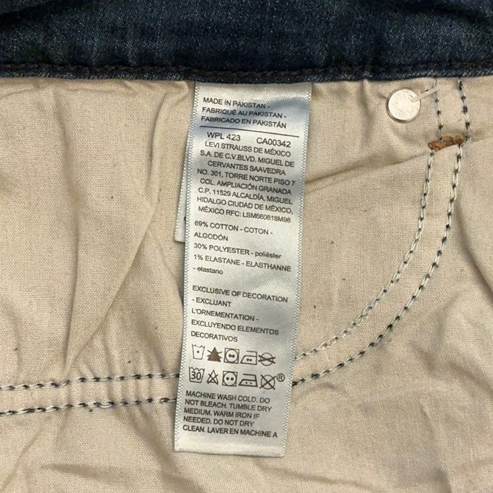 Levi Strauss Signature Women’s 10/W30 New With Tags Blue Mid Rise Capri Jeans - Picture 8 of 11